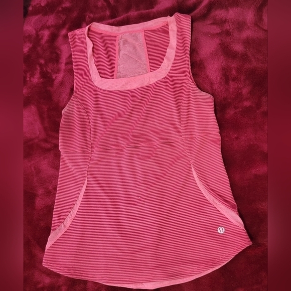 033- Lululemon Tank with mesh - Picture 1 of 3